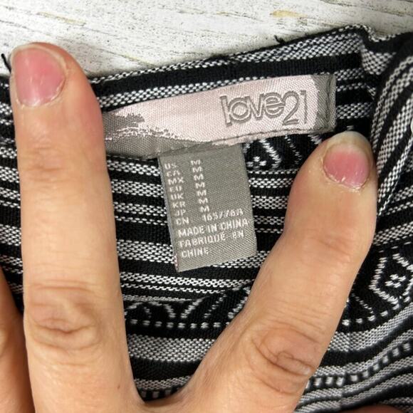 Forever 21 Women’s M Love 21 Black White Boho Back Zip Flat Front Shorts - Picture 3 of 5